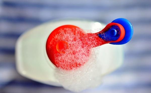 10 استخدامات لسائل الجلي بعيداً عن غسل الصحون