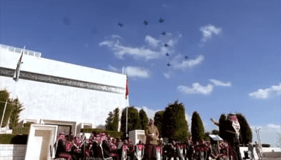 شاهد كيف احتفل سلاح الجو الاردني بعيد ميلاد الملك