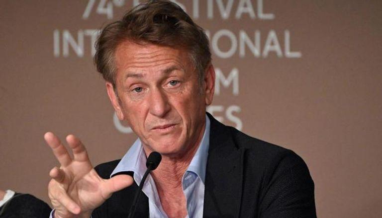 شون بين يهاجم رجال أمريكا أصبحوا يرتدون تنانير