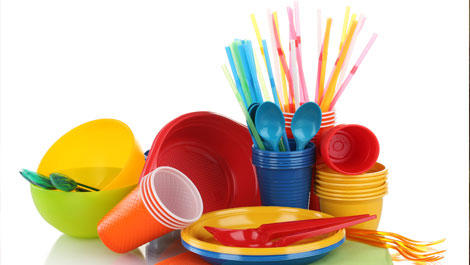 مخاطر صحية تسببها الأكواب والصحون البلاستيكية