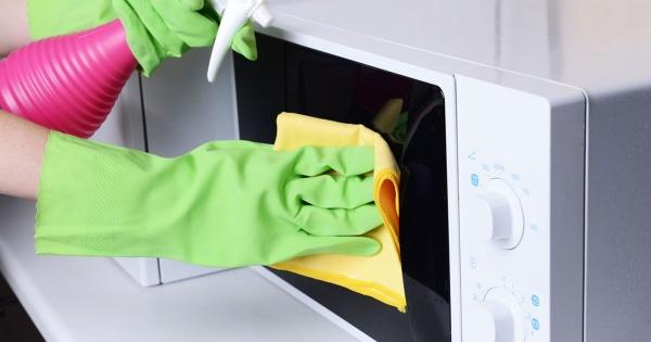 خلطة خارقة لتنظيف الميكروويف من الداخل والخارج