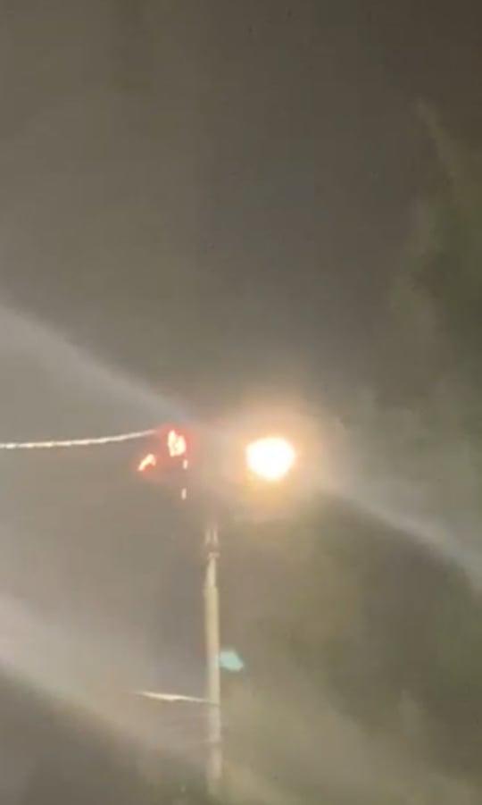 احتراق عدد من اسلاك الكهرباء لعمود بحي الصحابة 