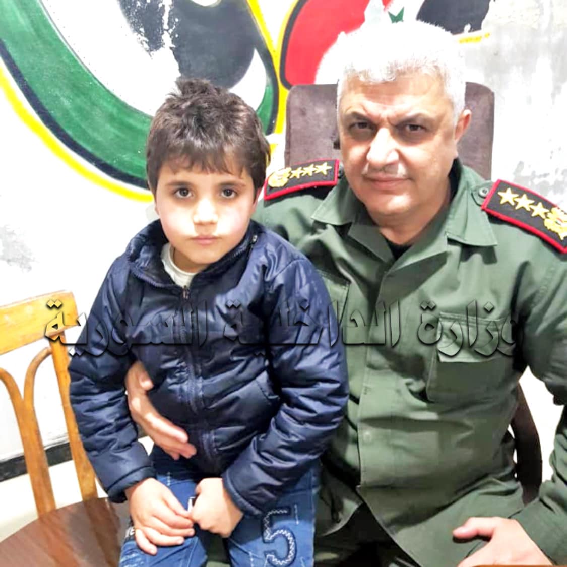 الصورة الأولى للطفل فواز بعد تحريره