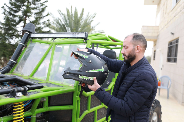 فلسطيني يصنع مركبة رباعية الدفع- صور