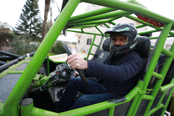 فلسطيني يصنع مركبة رباعية الدفع- صور