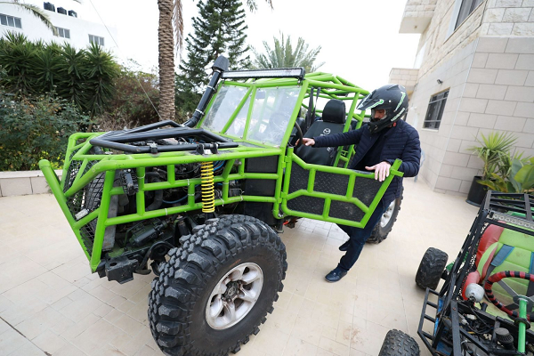 فلسطيني يصنع مركبة رباعية الدفع- صور