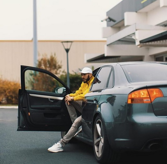 بنزيما.. هاوي جمع السيارات الفاخرة - صور