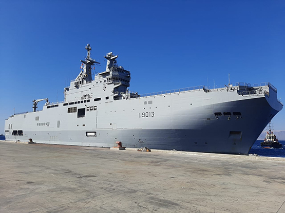 حاملة مروحيات فرنسية تصل العقبة - صور