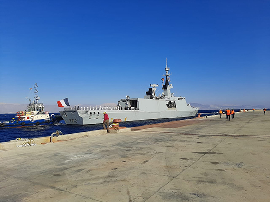 حاملة مروحيات فرنسية تصل العقبة - صور