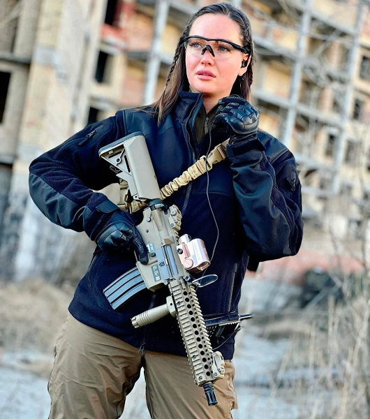 صور - استبدلت الأحذية الناعمة بالبيادة.. ملكة جمال أوكرانيا تحارب روسيا 