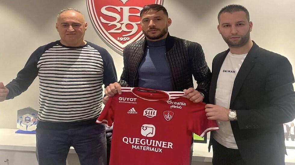 رسميا الجزائري بلايلي ينضم لنادي بريست