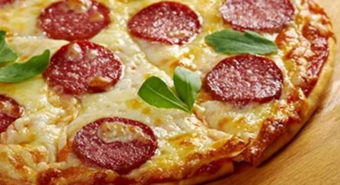 أفضل طريقة لتحضير بيتزا مارجريتا اللذيذة