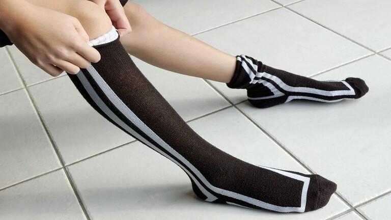 متى يكون النوم بالجوارب خطيرا