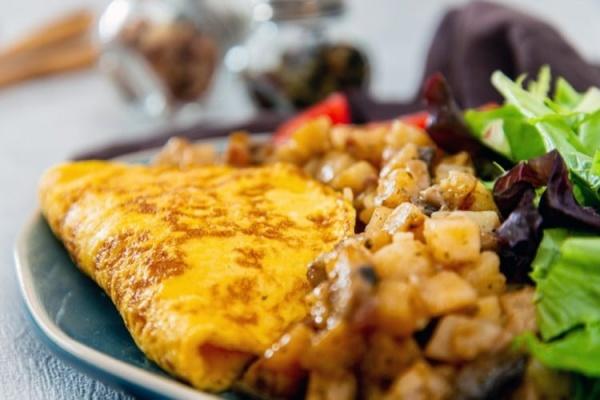 حضري عجة البيض مع اللحمة بطريقة شهية