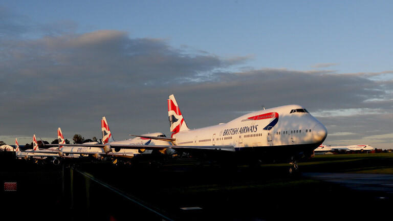 طائرة تتأرجح وتفشل بالهبوط وسط ريح عاتية  فيديو