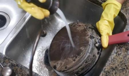 أسرار تنظيف مقلاة الزيت المحترقة