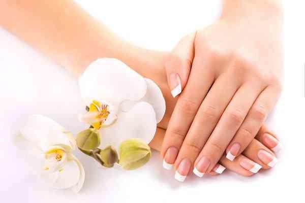 5 وصفات طبيعية لترطيب اليدين الجافة بالشتاء