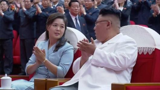 زوجة زعيم كوريا الشمالية تطل لأول مرة منذ أشهر