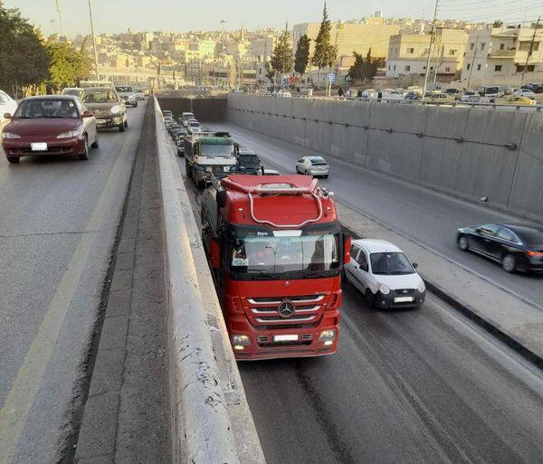 ازدحامات خانقة بسبب تعطل مركبة شحن في صويلح