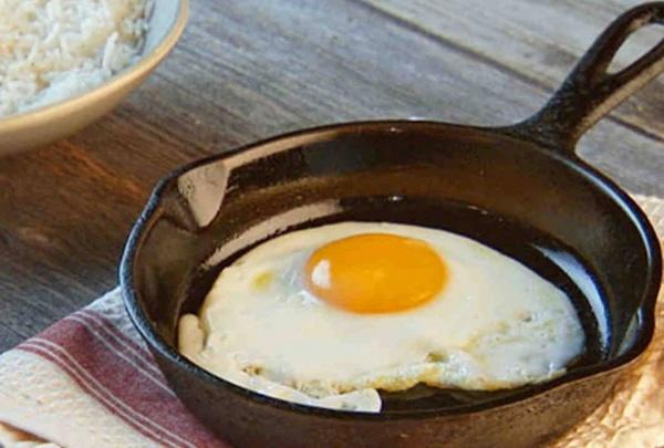 حيلة ذكية لقلي البيض بدون زيت ستدهشك