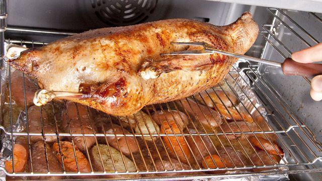 في دقائق طريقة ستذهلك في تنظيف شواية الفرن