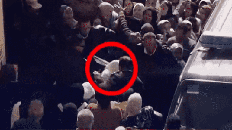 مصر  طالب وأسرته يكسرون ذراع معلمة منعته من الغش  فيديو