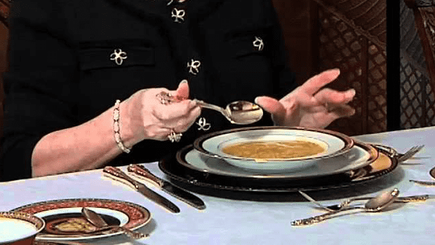  20 قاعدة في إتيكيت تناول الطعام تعرفوا عليها 