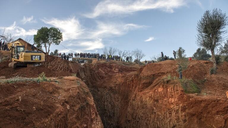 شاهد لحظة إنهيار الجدار الملاصق لفتحة البئر التي يقبع فيها الطفل ريان