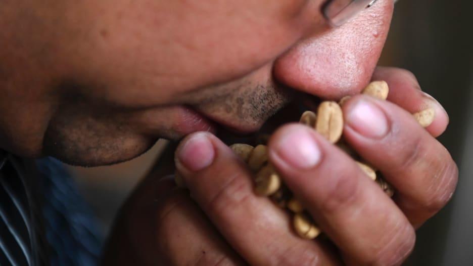 لا داعي للقلقاسترجاع حاسة الشم لدى مرضى كورونا