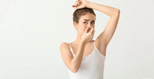 نصائح تخلصك من رائحة العرق الكريهة 