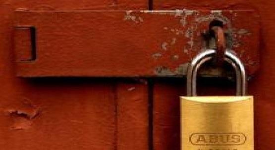 الكرك إغلاق منشأتين لمخالفتهما أمر الدفاع