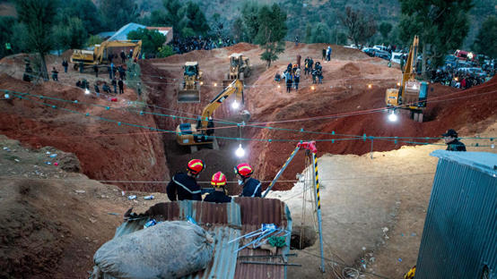 سيارة إسعاف تصل إلى نفق ريان  فيديو