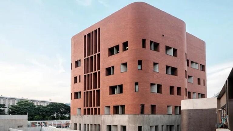 فضيحة  العثور على كاميرات تجسس داخل حمامات نسائية في إحدى السفارات