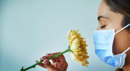 توضيح مدة فقد الشم والتذوق لمصابي كورونا 