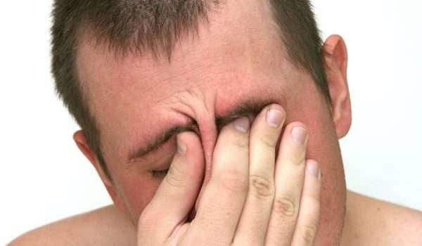 الذبابة الطائرة في العين  أسبابها وأعراضها وعلاجها