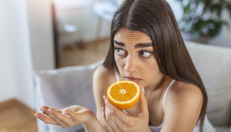 بعد الإصابة بكورونا كم يستمر فقدان حاسة الشم