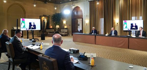 الملك الأولوية لتسريع النمو وتوفير فرص العمل