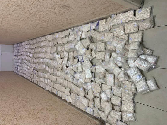 إحباط تهريب مليون حبة مخدرة بإطارات مركبات  صور