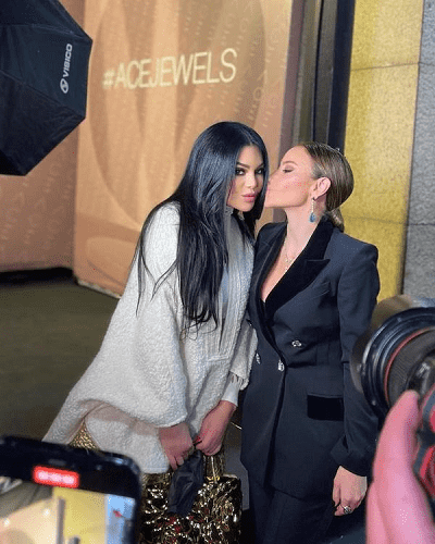 هيفاء وهبي بإطلالة شتوية أنيقة وهذا سر حقيبتها الذهبية