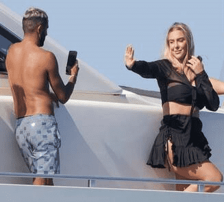 الحسناء البريطانية تايلور تستعرض حملها على شواطئ المالديف