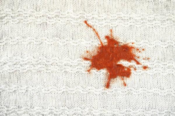 دليلك إلى تنظيف الملابس الصوف من البقع