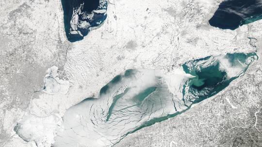 أميركا إنقاذ 18 شخصا من طبقة جليد عائمة 