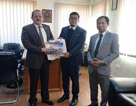 بحث تعميق التعاون بين مؤتة ومؤسسات التعليم الماليزية