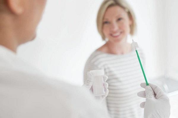 مسحة عنق الرحم فحص يكشف عن مخاطر الإصابة بـ4 سرطانات