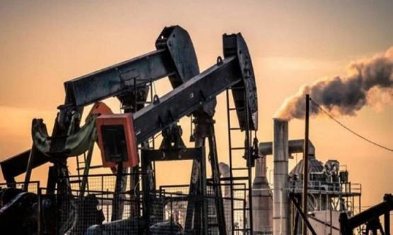 النفط يغلق دون أعلى مستوياته في 7 سنوات