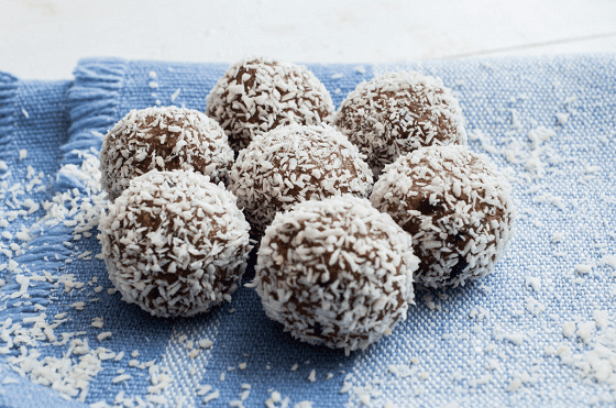 حضري كرات الشوكلاتة المحشية بجوز الهند  رائعة