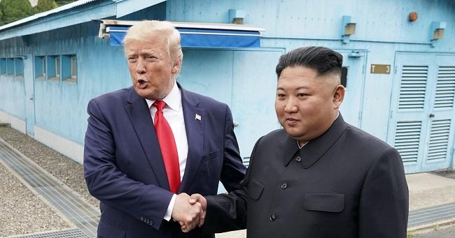 ترمب احتفظ برسائل حب كيم جونج أون خارج البيت الأبيض