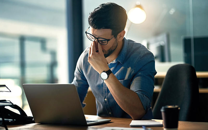 طبيبة تكشف كيفية تجنب أمراض المكتب