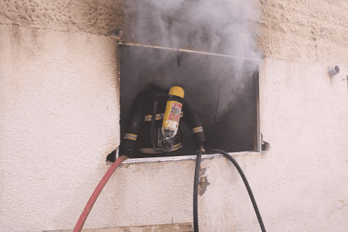 اخماد حريق مستودع داخل إحدى العمارات بخلدا 