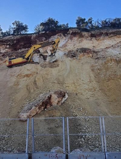 إزالة صخرة معرضة للانهيار بشارع الستين